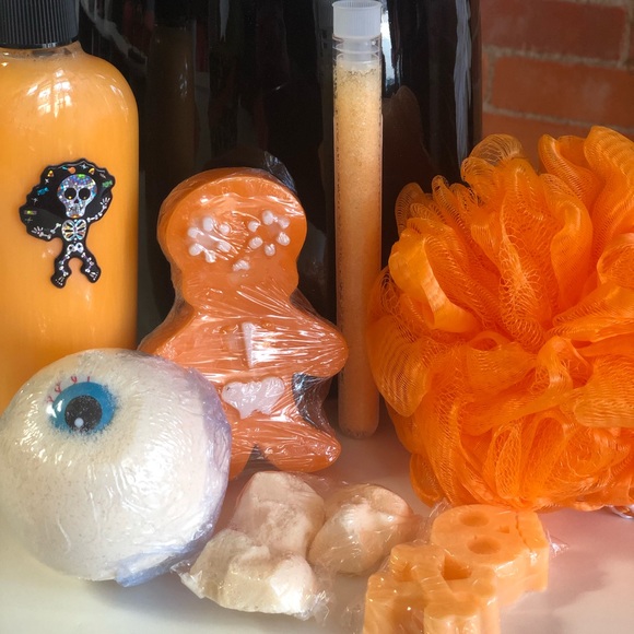 SOLD! Pumkin Spice Hallowen Spa Set - Picture 7 of 8